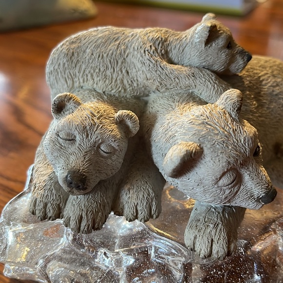 Polar bears on an iceberg - Picture 3 of 4